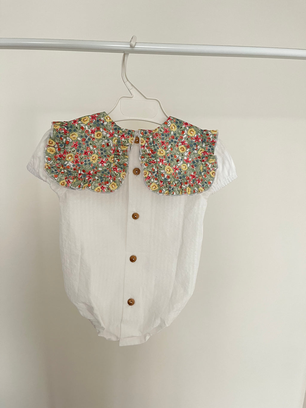Pelele blanco con baberola verano