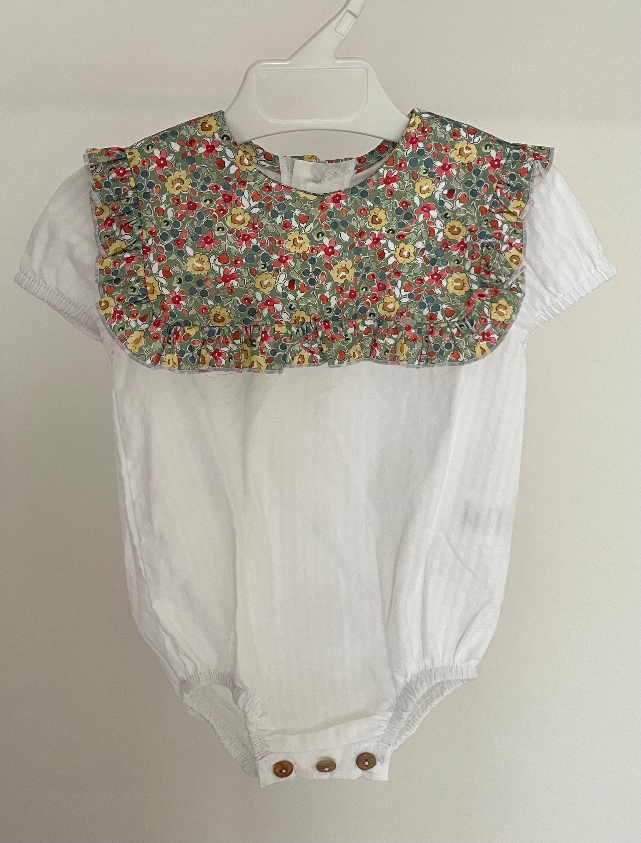 Pelele blanco con baberola verano